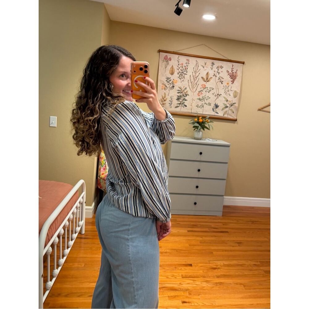 Ann Taylor Striped Long-Sleeve V-Neck Women’s Top in Blue and White Cotton Small - Picture 4 of 13